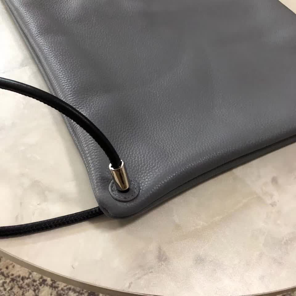BALENCIAG巴黎世家 新品 抽繩背包  BL1557